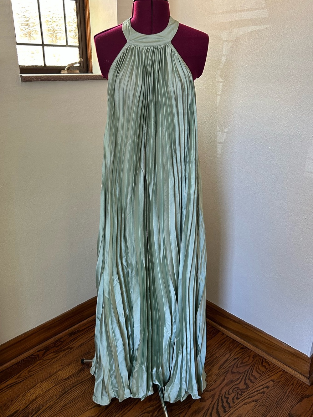 ·MABLE· NWT Green Halter Pleated Open Back Maxi Dress Size Medium